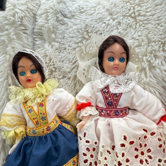 Vintage Traditional Dolls collectibles with Blue and White Dresses blinking eyes - Picture 7 of 10